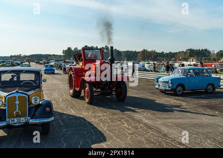 FINOWFURT, DEUTSCHLAND - 22. APRIL 2023: Traktor Lanz Bulldog. Treffen der Fans von Retro-Autos des Ostblocks (Ostfahrzeugtreffen). Stockfoto