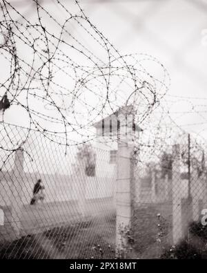 1970S AUFNAHME EINES STACHELDRAHTZAUNS IM KONZENTRATIONSLAGER DACHAU BAVARIA SÜDDEUTSCHLAND - S19017 HAR001 HARS MORD ROMANI 1933 SCHWARZ-WEISSE BETONLÄNDER HAR001 ALTMODISCH Stockfoto