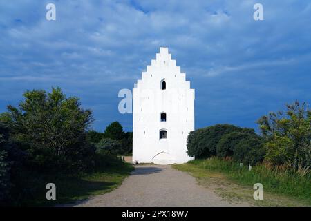 SKAGEN, DÄNEMARK -24. AUGUST 2022 - Blick auf die Sand-bedeckte Kirche (Den Tilsandede Kirke), auch bekannt als die begrabene Kirche und die Alte Skagen Kirche in Ska Stockfoto