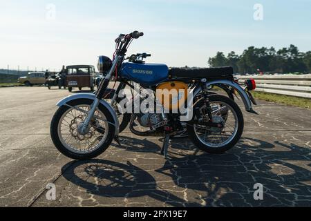 FINOWFURT, DEUTSCHLAND - 22. APRIL 2023: Ein Motorrad Simson S 51. Treffen der Fans von Retro-Autos des Ostblocks (Ostfahrzeugtreffen) Stockfoto