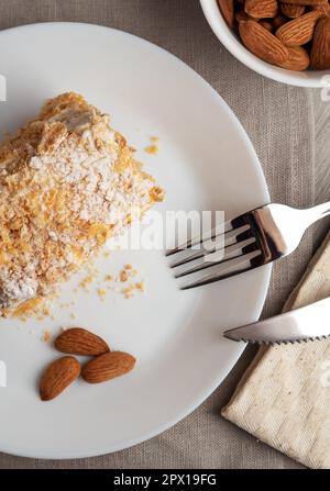 Ein Stück Napoleonkuchen auf einem Teller. Süßes, köstliches Dessert aus Blätterteig mit Vanille. Stockfoto