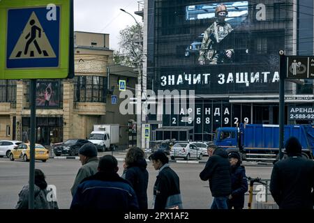 Voronesch, Russland. 01. Mai 2023. Z-patriotische Werbung auf einem elektronischen Plakat am Tag der Solidarität der Arbeitnehmer in Voronesch. Ende April bereiten sich russische Städte auf die Feiertage im Mai vor. Der wichtigste dieser Feiertage ist der Siegesfeiertag der UdSSR über Nazideutschland. Die Straßen von Voronesch Ende April waren mit roten Flaggen und Plakaten geschmückt, die den Krieg in der Ukraine unterstützten. Die Menschen führten ihr tägliches unpolitisches Leben fort. Kredit: SOPA Images Limited/Alamy Live News Stockfoto