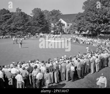 1950S. JUNI 1950 NATIONALE OFFENE GOLFTOUR MERION COUNTRY CLUB HAVERFORD TOWNSHIP DELAWARE COUNTY PENNSYLVANIA USA - G1112 HAR001 HARS VERSAMMLUNGSORT LANDESWEITE WERBETEXTE DAMEN MASS COUNTY PERSONEN STILLE INSPIRATION MÄNNER GOLF SPORTLER ZUSCHAUER B&W SAMMELN SOMMERTORE TOURBESETZUNG HOCHWINKEL-ABENTEUERGOLFER KARRIERE AUFREGUNG FÜHRUNG FREIZEIT BERUFE PROFESSIONELLER SPORT LINKS KOOPERATION PRÄZISION PUTT SAISON TRUNK-TEILNAHME SCHWARZ-WEISS, KAUKASISCHE ETHNISCHE ZUGEHÖRIGKEIT, HAR001. JUNI ALTMODISCH Stockfoto