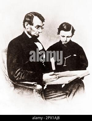 1860S ABRAHAM LINCOLN 16TH PRESIDENT OF UNITED STATES LIEST SEINEM SOHN DAS TAD-FOTO VON MATTHEW BRADY - H8489 LAN001 VOR HARS GESCHICHTE ERZIEHUNGSSTUDIO HAT PRESIDENT HOME LIFE KOPIE WELTRAUMFREUNDSCHAFT HALBE LÄNGE MÄNNER ABRAHAM VÄTER B&W MITTLEREN ALTERS MANN ABE, SEINE VÄTER, FÜHRUNGSPOLITIK 1860S STILVOLLE, EHRLICHE ABE TAD JUGENDLICHE MATTHEW BRADY, JUGENDLICHE, JUGENDLICHE, JUGENDLICHE, JUGENDLICHE, ZUSAMMENGEHÖRIGKEIT ABRAHAM LINCOLN, SCHWARZ UND WEISSE, KAUKASISCHE ETHNISCHE HERKUNFT ALTMODISCH Stockfoto