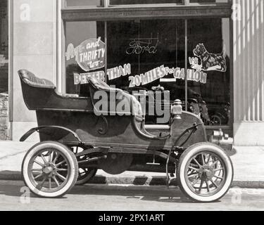 1930S ANTIQUE FORD 1903 MODELL EIN FAHRZEUG IM GEPÄCKRAUM-STIL MIT WEISSEN WANDREIFEN, DAS BEI EINEM FORD-HÄNDLER IN 1936 PHILADELPHIA GEPARKT WURDE PA USA - M1472 HAR001 HARS TRANSPORTATION SW PARKED DISCOVERY STRATEGIE AUTOS PA FORTSCHRITT IN ATTRACTION CONNECTION 1903 CONCEPT MODELL A WEISSE WAND 1936 AUTOS ABGERUNDETE STILVOLLE FAHRZEUGE FASS ANGEBOT KOMMT AUF STAUFACH BEDEUTET URSPRÜNGLICH REIFEN SCHWARZ-WEISS HAR001 ALTMODISCH Stockfoto