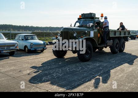 FINOWFURT, DEUTSCHLAND - 22. APRIL 2023: Sowjetischer Militärlaster ZIL-157. Treffen der Fans von Retro-Autos des Ostblocks (Ostfahrzeugtreffen). Stockfoto