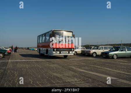 FINOWFURT, DEUTSCHLAND - 22. APRIL 2023: Bus Ikarus-211. Treffen der Fans von Retro-Autos des Ostblocks (Ostfahrzeugtreffen). Stockfoto