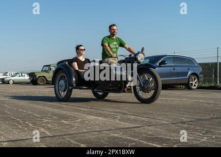 FINOWFURT, DEUTSCHLAND - 22. APRIL 2023: Motorrad und Motorrad mit Beiwagen. Treffen der Fans von Retro-Autos des Ostblocks (Ostfahrzeugtreffen). Stockfoto