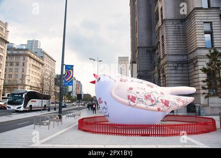 Liverpool, Merseyside, Großbritannien. 29. April 2023. Ein Soloveiko Songbird, auf Englisch auch als Nightingale und Nationalvogel der Ukraine bekannt. Ein Symbol für Gesang und Glück befindet sich neben einer Straße an den Docks in Liverpool.12 Soloveiko Singvögel aus verschiedenen Regionen der Ukraine sind in Liverpool, um dem Publikum bei Eurovision ihren Song zu präsentieren. (Credit Image: © Dave Rushen/SOPA Images via ZUMA Press Wire) NUR ZUR REDAKTIONELLEN VERWENDUNG! Nicht für den kommerziellen GEBRAUCH! Stockfoto