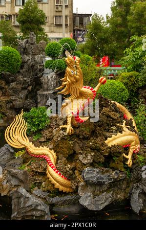 Ein Goldener Drache im Longshan Tempel, Taiwan, Taipei Stockfoto