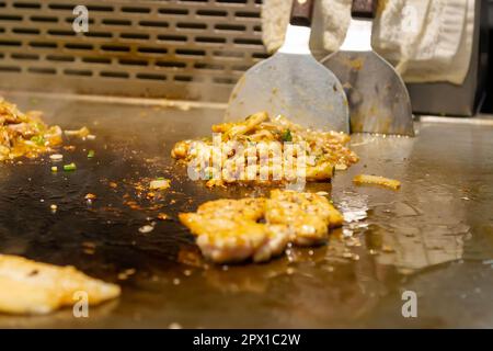 Auf dem Nanjichang Night Market, Taipei, Taiwan, werden im Stil einer Ausstellung kochte Gerichte auf einer heißen Platte serviert Stockfoto