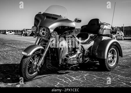 Ein dreirädriges Motorrad Harley-Davidson Tri Glide Ultra Classic. Schwarz auf Weiß. Treffen der Fans von Retro-Autos des Ostblocks (Ostfahrzeugtre) Stockfoto