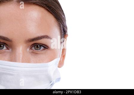 Sie sind in sicheren Händen. Ein Nahbild eines schönen Chirurgen mit einer Operationsmaske. Stockfoto