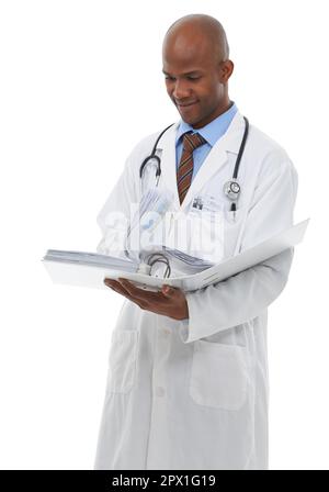 Durch die Krankengeschichte eines Patienten gehen. Ein junger Arzt, der durch die Krankenakte eines Patienten ruft. Stockfoto