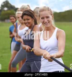 Möge die beste Frau gewinnen. Eine Gruppe junger Frauen, die in ein Tauziehen verwickelt war. Stockfoto