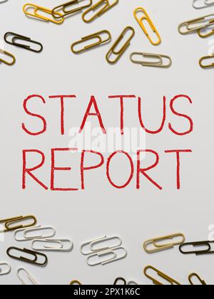 Inspiration mit Statusbericht für Schilder, Aktualisierung des Konzepts von Fotos Zusammenfassung der Situationen nach einem bestimmten Zeitraum Stockfoto