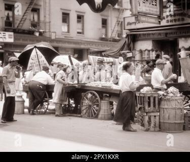 1930S 1940S PUSH-CART-ANBIETER, DIE OBST UND GEMÜSE AUF DER LOWER EAST SIDE NEW YORK CITY, NY, USA - M3466 HAR001 VERKAUFEN HARS PERSONS MALERISCHE GESCHÄFTE UNITED STATES OF AMERICA MÄNNERGEBÄUDE NY TRANSPORT B&W NORTH AMERICA SHOPPER NORTH AMERICAN IMMIGRANTEN SHOPPER VERKAUF VON ABENTEUEROBJEKTEN IN DER NACHBARSCHAFT KUNDENSERVICE UND NETWORKING SPANNUNG AUSSENVERKÄUFER LES OPPORTUNITY NYC OCCUPATIONS STORES IMMOBILIEN BÜRGERSTEIGE NEU YORK BAUT GEBÄUDE GEBÄUDE NEW YORK CITY SCHUBKARTENFEUER ENTKOMMT WOHNUNGEN HANDEL ALLES OBST PUSHCART SCHWARZ-WEISS UNTERNEHMEN HAR001 HEBRÄISCH JÜDISCH Stockfoto