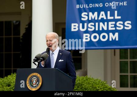 Washington, DC, USA. 01. Mai 2023. US-Präsident Joe Biden hält während der National Small Business Week am 01. Mai 2023 in Washington, DC, USA, eine Rede im Rose Garden of the White House. Kredit: Michael Reynolds/Pool über CNP/dpa/Alamy Live News Stockfoto