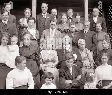 1890S FAMILIENPORTRÄT AUS MEHREREN GENERATIONEN AUF EINER VERANDA, VIELE STARREN IN BESTER KLEIDUNG AUF DIE KAMERA - O2835 HAR001 HARS GROSSELTERN FAMILIEN FREUDE LEBENSSTIL ZUFRIEDENHEIT FEIER WEIBLICHE GROSSELTERN BRÜDER HEIM KOPIEREN WELTRAUMFREUNDSCHAFT HALBE LÄNGE FRAUEN INSPIRATION MÄNNCHEN GESCHWISTER SENIORENSCHWESTERN SENIORENALTER B&W MITTELALTER MANN AUGENKONTAKT SENIORENFRAU GLÜCK MITTLERE ALTERS FRAU FREIZEITFREUDE PROGRESS PRIDE CHANCE JUNG UND ALT MEHRGENERATIONALE GESCHWISTERVERBINDUNG VERWANDTE VERWANDTE STILVOLLE BABY JUNGEN ALTERSUNTERSCHIED TANTEN ZUSAMMENARBEIT Stockfoto