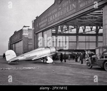 1930S ERSTER FLUG-EXPRESS-SERVICE LOS ANGELES NACH NEW YORK LOCKHEED ORION FLUGZEUG IN HANGAR FLOYD BENNETT FIELD BROOKLYN NY VEREINIGTE STAATEN - Q75045 CPC001 HARS FLUGZEUGE GESCHICHTE FEIERN ÄNDERN DIE MODERNE UNITED STATES COPY SPACE VOLLE INSPIRATION VEREINIGTE STAATEN VON AMERIKA RISK KANSAS NY CONFIDENCE TRANSPORTATION B&W BROOKLYN NORDAMERIKA ZIELE NORDAMERIKA WEITWINKEL TRÄUME PILOTEN ABENTEUER FLUGZEUGE KUNDENSERVICE COURAGE CHOICE EXCITATION EXTERIEUR LEISTUNGSSTARKER FORTSCHRITT INNOVATION STOLZ AUF DIE GELEGENHEIT RATIONALISIERUNG DER LUFTFAHRT ZWISCHEN CA NYC OCCUPATIONS CONNECTION EXPRESS KONZEPTUNTERNEHMEN Stockfoto