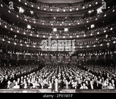 1950S ERÖFFNUNGSNACHT IST DAS ALTE METROPOLITAN OPERA HOUSE AM BROADWAY UND DIE 39TH STREET, DIE 1967 IN NYC USA ABGERISSEN WURDE - Q75041 CPC001 HARS ENTERTAINMENT B&W NORTH AMERICA OPERA BLICKKONTAKT NORTH AMERICAN PERFORMING ARTS TRÄUME GLÜCK KOPF UND SCHULTER FREIZEIT UND SPANNUNG 1967 NYC NEW YORK CITIES METROPOLITAN STYLING UNTERSTÜTZT NEW YORK CITY PANORAMA BROADWAY IN SCHWARZ UND WEISS ABGERISSEN, ALTMODISCH Stockfoto