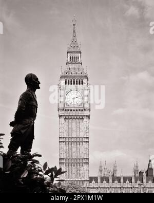 1970S GROSSE BEN HOUSES OF PARLIAMENT STATUE VON JAN CHRISTIAN SMUTS SÜDAFRIKANISCHER STAATSMANN AUF DEM PARLAMENTSPLATZ LONDON ENGLAND - R22401 HAR001 HARS CITIES GOTHIC REVIVAL SÜDAFRIKA SYMBOLISCHE KONZEPTE MILITÄRFÜHRER NEO-GOTHIC STAATSMANN SCHWARZ-WEISS UHRENTURM GROSSBRITANNIEN HAR001 LEGENDÄRE ALTMODISCHE PARLAMENTSVERTRETUNG VEREINIGTES KÖNIGREICH Stockfoto