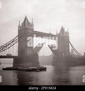 1930S TOWER BRIDGE ERBAUT 1894 MIT VERKEHRSBRÜCKE OFFEN KOMBINIERTE BASCULE UND HÄNGEBRÜCKE ÜBER DER THEMSE LONDON ENGLAND - R7595 HAR001 HARS BUILT CONCEPTS 1894 SCHWARZ UND WEISS GREAT BRITAIN HAR001 IKONISCHES WAHRZEICHEN ALTMODISCHE REPRÄSENTATIONSAUFHÄNGUNG THAMES GROSSBRITANNIEN Stockfoto