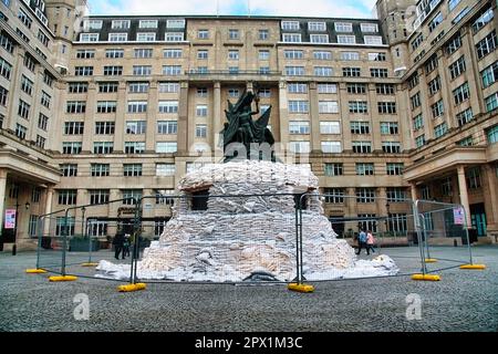 Liverpool, Merseyside, Großbritannien. 29. April 2023. Das Nelson Monument in Exchange Flags, Liverpool, wurde mit 2.500 Sandsäcken bedeckt, um die Art und Weise nachzubilden, wie Statuen in der Ukraine vor Bombardierung geschützt werden, Im Rahmen des Eurofestivals im Vorfeld des Eurovision Song Contest, der letztes Jahr von der Ukraine gewonnen wurde, die aufgrund des anhaltenden Krieges mit Russland in diesem Jahr keine Konsortien ausrichten kann. (Credit Image: © Dave Rushen/SOPA Images via ZUMA Press Wire) NUR ZUR REDAKTIONELLEN VERWENDUNG! Nicht für den kommerziellen GEBRAUCH! Stockfoto