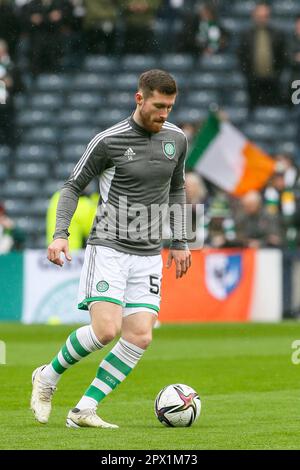 Anthony Ralston. Fußballspieler, der derzeit für Celtic FC in Glasgow spielt, während einer Trainings- und Aufwärmsitzung im Hampden Park, Glasgow, Schottland, Stockfoto