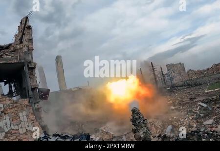 Unbekannter Ort, Ukraine. 01. Mai 2023. Russische Soldaten der südlichen MD T-72B3-Panzerbesatzungen starten die Angriffe auf ukrainische Ziele am 1. Mai 2023 von unbekanntem Standort aus. Foto: Russisches Verteidigungsministerium/UPI Kredit: UPI/Alamy Live News Stockfoto