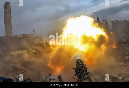 Unbekannter Ort, Ukraine. 01. Mai 2023. Russische Soldaten der südlichen MD T-72B3-Panzerbesatzungen starten die Angriffe auf ukrainische Ziele am 1. Mai 2023 von unbekanntem Standort aus. Foto: Russisches Verteidigungsministerium/UPI Kredit: UPI/Alamy Live News Stockfoto