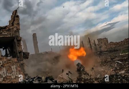 Unbekannter Ort, Ukraine. 01. Mai 2023. Russische Soldaten der südlichen MD T-72B3-Panzerbesatzungen starten die Angriffe auf ukrainische Ziele am 1. Mai 2023 von unbekanntem Standort aus. Foto: Russisches Verteidigungsministerium/UPI Kredit: UPI/Alamy Live News Stockfoto