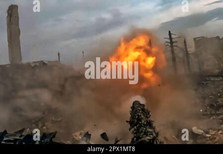 Unbekannter Ort, Ukraine. 01. Mai 2023. Russische Soldaten der südlichen MD T-72B3-Panzerbesatzungen starten die Angriffe auf ukrainische Ziele am 1. Mai 2023 von unbekanntem Standort aus. Foto: Russisches Verteidigungsministerium/UPI Kredit: UPI/Alamy Live News Stockfoto