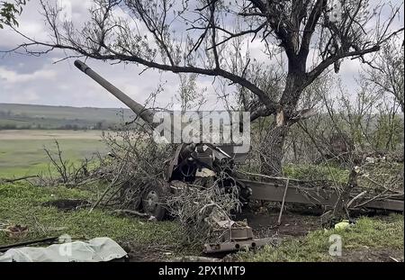 Unbekannter Ort, Ukraine. 01. Mai 2023. Russische Soldaten der Crews der 152-mm-Haubitzen „Hyacinth-B“ der Luftwaffe starten am 1. Mai 2023 Angriffe auf ukrainische Ziele in Bakhmut, Ukraine. Foto: Russisches Verteidigungsministerium/UPI Kredit: UPI/Alamy Live News Stockfoto