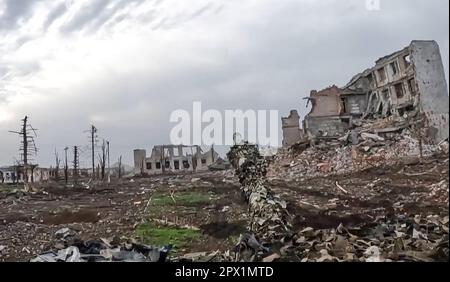 Unbekannter Ort, Ukraine. 01. Mai 2023. Russische Soldaten der südlichen MD T-72B3-Panzerbesatzungen starten die Angriffe auf ukrainische Ziele am 1. Mai 2023 von unbekanntem Standort aus. Foto: Russisches Verteidigungsministerium/UPI Kredit: UPI/Alamy Live News Stockfoto