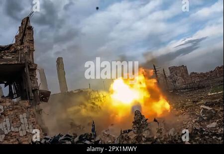 Unbekannter Ort, Ukraine. 01. Mai 2023. Russische Soldaten der südlichen MD T-72B3-Panzerbesatzungen starten die Angriffe auf ukrainische Ziele am 1. Mai 2023 von unbekanntem Standort aus. Foto: Russisches Verteidigungsministerium/UPI Kredit: UPI/Alamy Live News Stockfoto