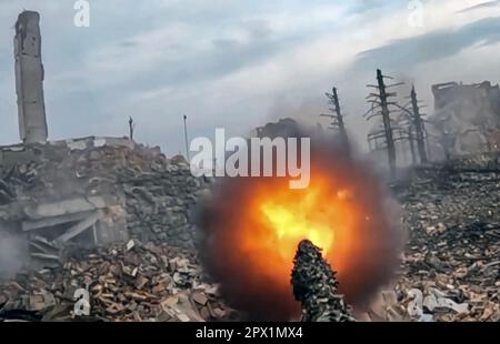 Unbekannter Ort, Ukraine. 01. Mai 2023. Russische Soldaten der südlichen MD T-72B3-Panzerbesatzungen starten die Angriffe auf ukrainische Ziele am 1. Mai 2023 von unbekanntem Standort aus. Foto: Russisches Verteidigungsministerium/UPI Kredit: UPI/Alamy Live News Stockfoto