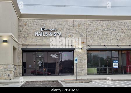 Humble, Texas, USA 02-26-2023: Außenansicht des Storefront von Escape Nails and Spa in Humble, TX. Luxuriöses Spa und Salon, lokale Geschäfte. Stockfoto