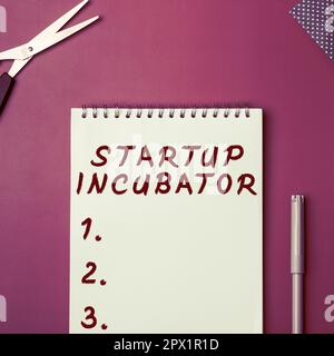 Schreiben mit Text Startup Incubator, Internetkonzept, das zum finanziellen Gewinn von Geschäften verwendet werden kann Stockfoto