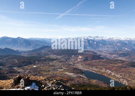 Landschaft vom Gipfel des Costalta-Berges. Panorama der italienischen Alpen. Baselga di Pinè, Lagorai Stockfoto