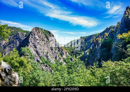 Ein Blick von den Felsen im Bode-Tal im Harz mit blauem Himmel im Sommer Stockfoto