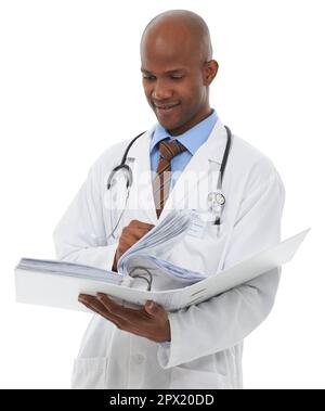 Sich mit der Krankengeschichte vertraut machen. Ein junger afrikanischer Arzt, der durch die Krankenakte eines Patienten ruft. Stockfoto