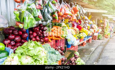 Verkaufsbereich für Gemüse, Obst und Blumen auf einer Straße in Jinotega, Nicaragua, Mittelamerika Stockfoto