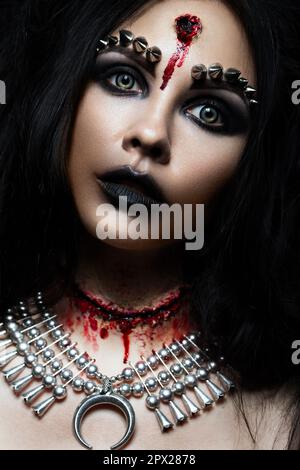 Dämon Mädchen mit einer Kugel in den Kopf und die Kehle durchgeschnitten. Ein Bild für Halloween. Fotos im Studio Stockfoto