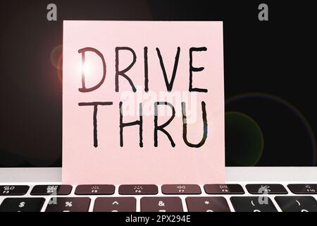 Schreiben mit Text Drive Thru, Business Idea Place, wo Sie die Art des Service erhalten, indem Sie durch den Drive Thru fahren Stockfoto