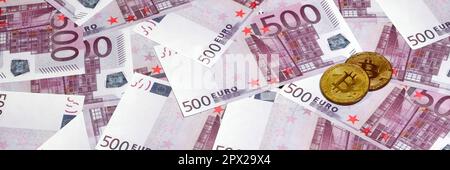 Bitcoins auf einem Stapel 500-Euro-Banknoten. Traditionelles Geld versus Kryptowährungskonzept. Goldmünze über 500-Euro-Scheine. Schließen Stockfoto