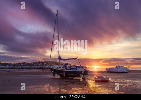 Feiertag Montag, 1. Mai 2023 - nach einem hellen und sonnigen Feiertag im Mai sind die Urlauber abgereist und der Strand ist verlassen, während die Sonne über den Küstendörfern Appledore und Instow in North Devon untergeht. Kredit: Terry Mathews/Alamy Live News Stockfoto