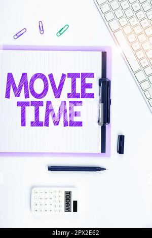 Handgeschriebenes Schild Filmzeit, Geschäftsidee die geplante oder tatsächliche Zeit, zu der eine Show oder ein Film beginnt Stockfoto