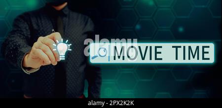 Handgeschriebenes Schild Filmzeit, konzeptionelles Foto die geplante oder tatsächliche Zeit, zu der eine Vorstellung oder ein Film beginnt Stockfoto