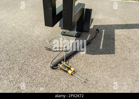 Werkzeuge und eine Pumpe an einer Stadt-Bikestation, sonniger Tag Stockfoto